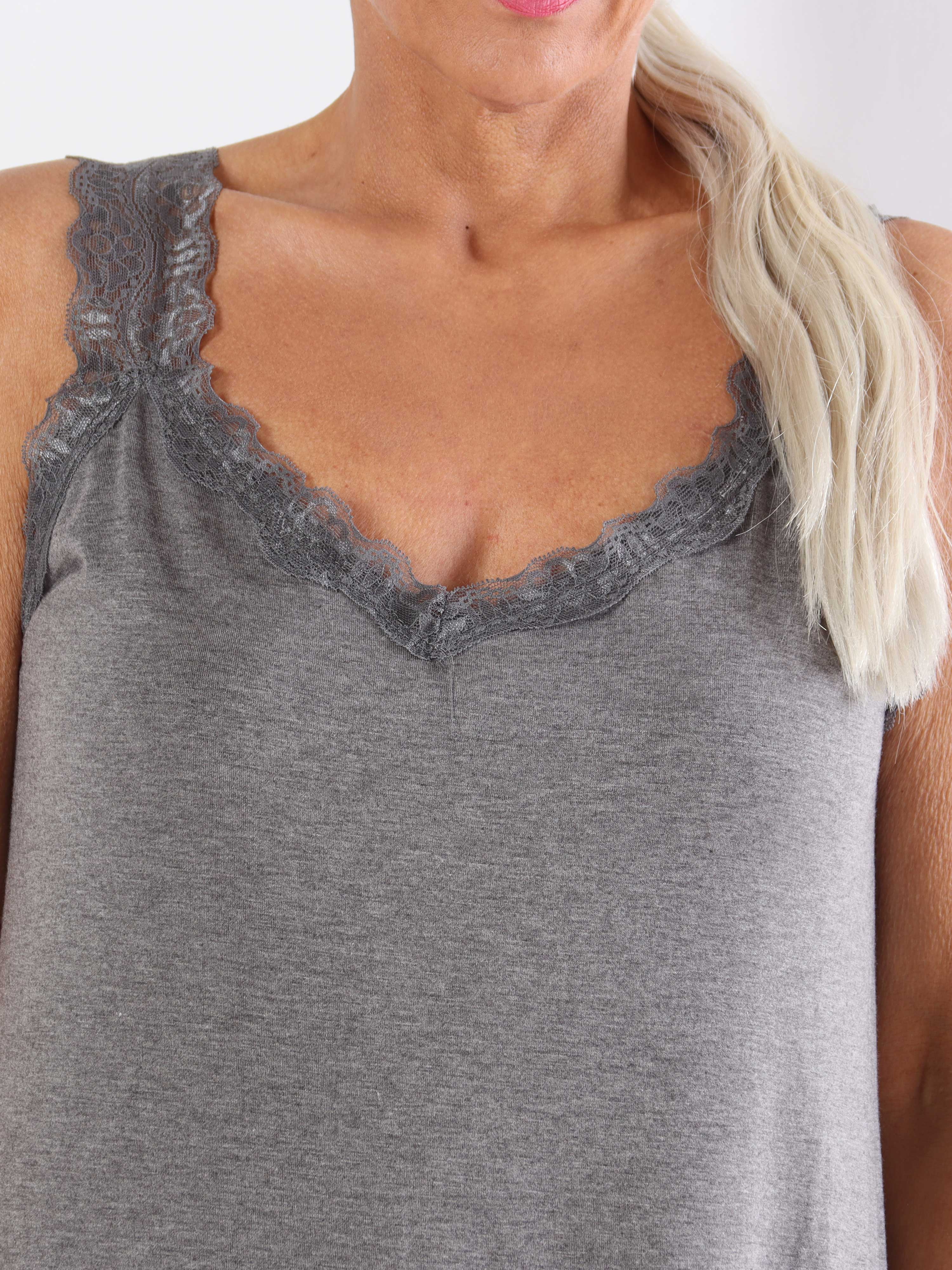 Florina - Basis plus size top i viskose med blondestropper